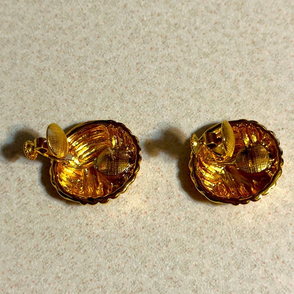 Vintage Napier gold tone knot screw clip earrings (527) - Picture 3 of 5